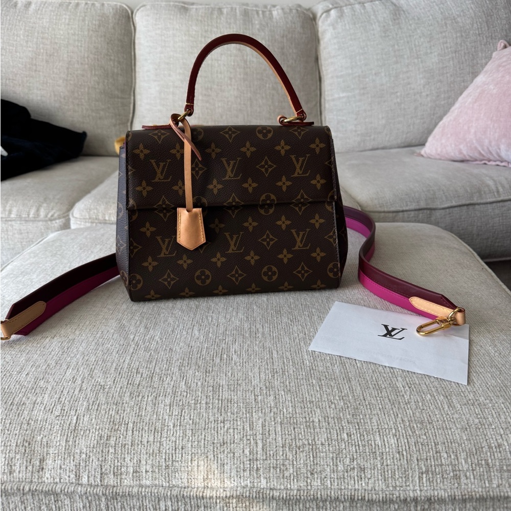 Louis Vuitton Cluny BB
Excellent Condition- like new hardly used